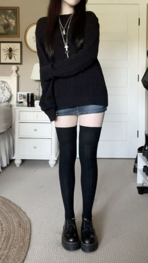 Sweater Socks Outfit, Outfits With Gray Cardigan, Edgy Fits Grunge, Frilled Skirt Outfit, Fall Outfit Alt, Tumblr Outfits Aesthetic 2014, Long Skirt Outfit For Fall, Striped Knee High Socks Outfit, Checkered Skirt Outfit Black And White