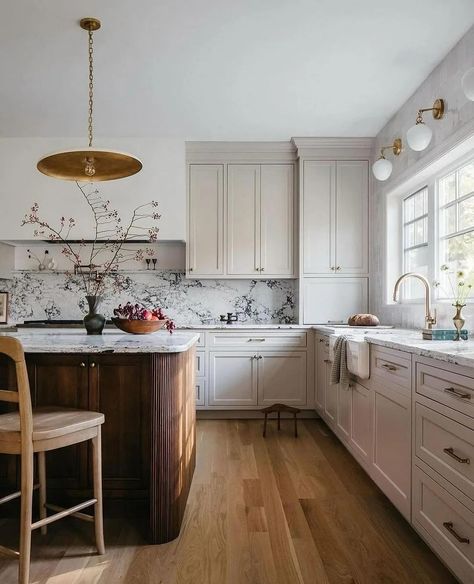 7 of the Best Kitchen Backsplash Trends of 2025 - Kaitlin Madden Home Blogger Neutral Cabinets, Backsplash Trends, Kitchen Backsplash Trends, Серая Кухня, Big Kitchen, Kitchen Cabinet Colors, Transitional Kitchen, Favorite Kitchen, Wood Kitchen