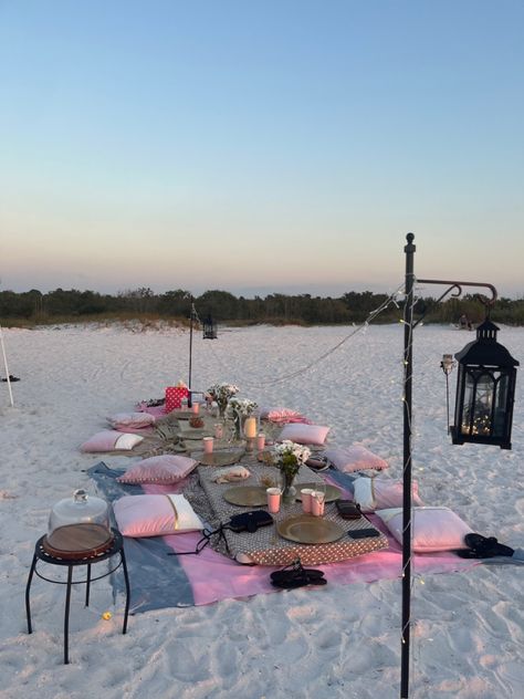 Lake Picnic Birthday Party, Birthday Picnic In The Beach, Beach Ideas For Birthday, Cute Beach Picnic Ideas, Beach Picnic Bday Party Ideas, Birthday Party At The Beach Ideas, Cute Beach Birthday Set Up, Beach Birthday Party Ideas For Women, Beach Bday Aesthetic