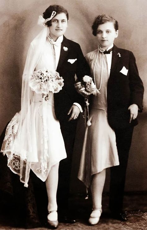 Vintage LGBT Love – 20 Vintage Snapshots of Lesbian Weddings in the Past Funny Wedding Pictures, Vintage Lesbian, Weird Vintage, Funny Wedding Photos, Vintage Wedding Photos, Lgbt Love, Lesbian Wedding, Foto Vintage, Steve Mcqueen