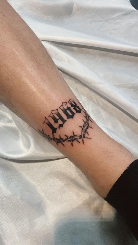 Barbed Wire Name Tattoo, Tattoo Wire Barbed, Traditional Tattoos Numbers, American Traditional Numbers Tattoo, Barbwire Ankle Tattoo, Barb Wire Leg Tattoo, Leg Number Tattoo, Old School Numbers Tattoo, Barbed Wire Ankle Tattoo