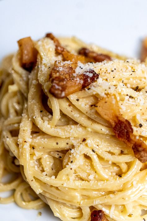 Authentic Spaghetti alla Carbonara Italian Carbonara Recipe, Famous Italian Dishes, Authentic Spaghetti, Dishes Around The World, Carbonara Spaghetti, Spaghetti Carbonara Recipe, Pasta Carbonara Recipe, Pasta Alla Carbonara, Spaghetti Alla Carbonara