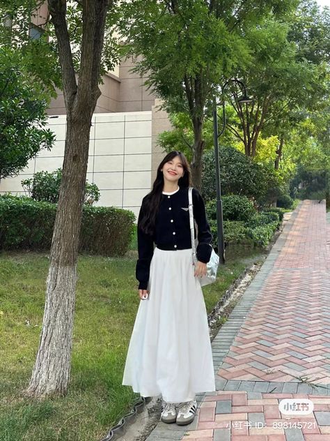 White Skirt In Winter Outfit, Outfits With White Skirts Winter, Muji Style Outfit, Long White Skirt Winter Outfit, France Style Outfits, Winter Outfits Long Skirts, White Long Skirt Outfit Ideas, Japan Casual Outfits, Japan Clothing Style