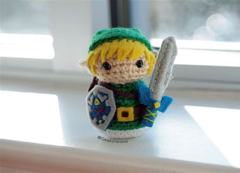 Link de The Legend of Zelda Link From Zelda, Nintendo Crochet, Crochet Inspo, Crafts With Pictures, Creepy Cute, Amigurumi Free Pattern, Crochet Dolls, Amigurumi Doll, Crochet Animals