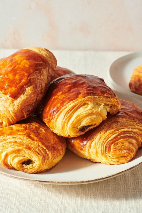 Pain au Chocolat (Chocolate Croissants) Homemade Chocolate Croissant, Filled Croissant Recipe, Pain Au Chocolat Recipe, Chocolate Croissant Recipe, Trendy Cakes, Croissant Roll, Chocolate Croissants, Croissant Recipe, Chocolate Croissant