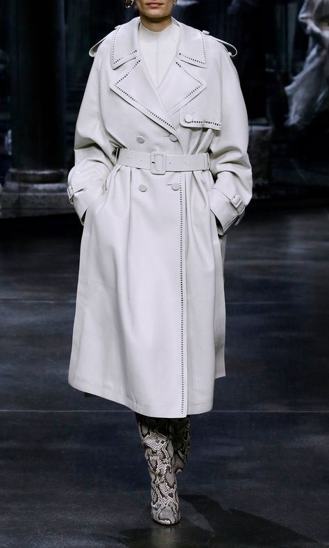 Long White Trench Coat Outfit, White Trench Coat Outfit, Long Trench Coat Women, Trench Coat Winter, Fendi Coat, White Trench Coat, Chic Outerwear, Cool Coats, Trench Coat Outfit