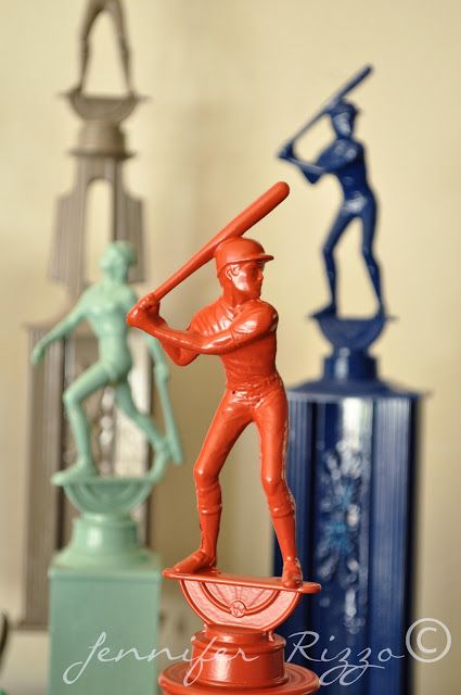 spray paint trophies...fun! we have a bunch of old baseball, dance and hockey ones in boxes. fun decor for the man cave/bar! Repurposed Trophies, Dance Trophies, Painted Trophies, Trophy Art, Old Trophies, Organize Toys, Senior Softball, Sports Nursery, Trophy Display