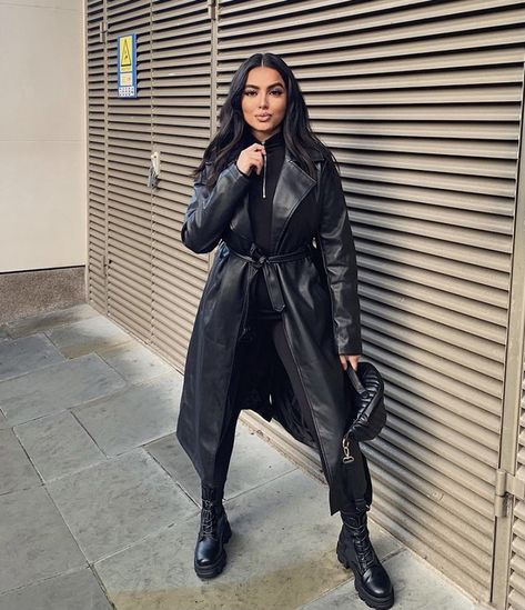 Leather Black Trench Coat Outfit, Outfit Trench Cuir Noir, Trench Cuir Outfit, Long Leather Coat Outfit, Black Leather Coat Outfit, Black Leather Trench Coat Outfit, Faux Leather Jacket Outfit, Petite Girl Outfits, Leather Coat Outfit