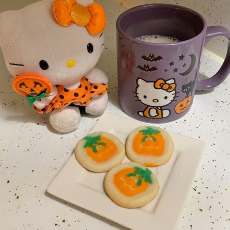 #fall #halloween #october Hello Kitty Aesthetic, Hello Kitty Halloween, Ideas Vintage, Halloween Inspo, Hello Kitty Pictures, Season Of The Witch, Hello Kitty Items, Hallows Eve, Halloween Season