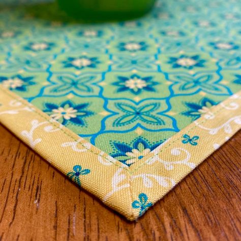 Cloth Napkin Pattern, Homemade Cloth Napkins, Making Napkins Sewing Projects, Dinner Napkin Sewing Pattern, Making Cloth Napkins, Cloth Napkin Sewing Pattern, Self Binding Napkin Tutorial, Making Fabric Napkins, How To Sew Napkins