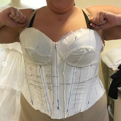 How to Sew a Plus Size Corset | Sew with Me! - The Huntswoman Costumes Women Plus Size, Corset Top Pattern, Corset Diy, Plus Size Corset Dress, Corset Tutorial, Plus Size Corset Tops, Corset Plus Size, Diy Corset, Moda Academia