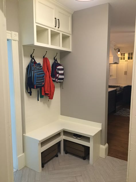 Corner bench, mudroom built-in, small Mudroom Bench Makeover, Farmhouse Mudroom, Laundry Room Storage Shelves, Diy Storage Bench, Bench Mudroom, Room Storage Diy, Mudroom Entryway, Farmhouse Bench, Corner Bench