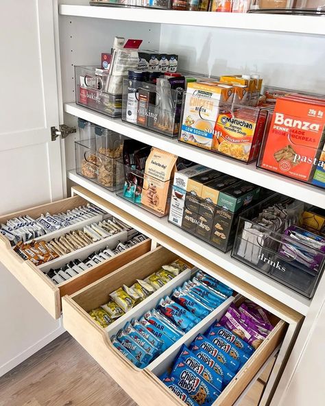 Walk In Pantry Organization, Small Walk In Pantry, Pantry Organization Ideas, Snack Organizer, Declutter Kitchen, Food Pantry Organizing, House Organisation, Kitchen Organization Pantry, Apartment Organization