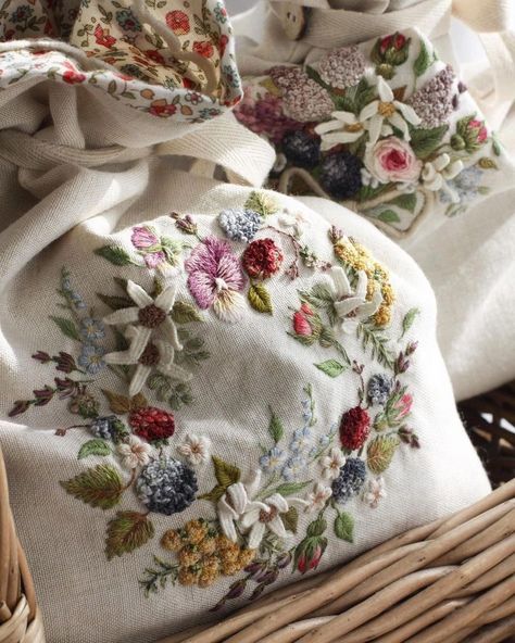 Embroidery.Вышивка.Handmade | @idea_time1 | Instagram Hand Stitch Embroidery, Flower Embroidery Tutorial, Embroidered Accessories, English Embroidery, Embroidery Napkins, Ribbon Embroidery Tutorial, Embroidery Lessons, Wool Embroidery, Embroidery Tutorial