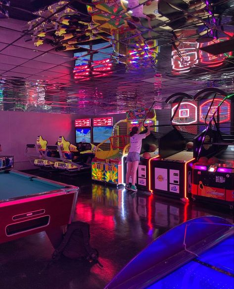 Arcade Game Room Aesthetic, Arcade Room In House, Mall Games, Arcade Basement, Arcade Interior, Bar Arcade, Game Lounge, Home Arcade, Gaming Lounge