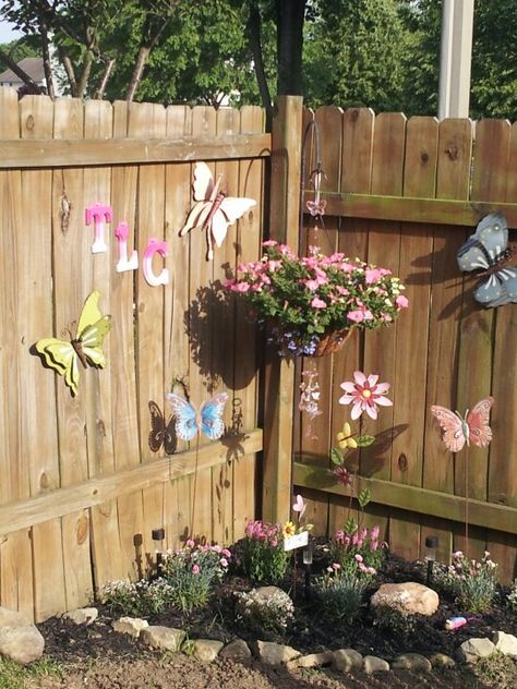 My daughters memorial garden, created by my mother, beautiful!!!    I LOVE this...what I would give Memorial Garden Ideas, Pet Memorial Garden, Garden Fence Art, English Garden Design, Prayer Garden, Diy Garden Fence, Corner Garden, Fence Art, Garden Angels