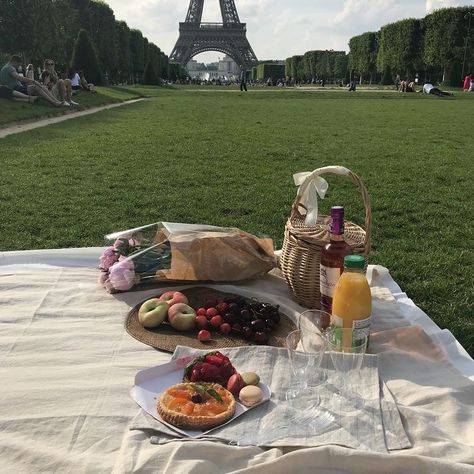 Picnic Inspiration, Paris Vibes, The Picnic, Picnic Date, Paris Aesthetic, Picnic Time, Living In Paris, A Picnic, The Eiffel Tower