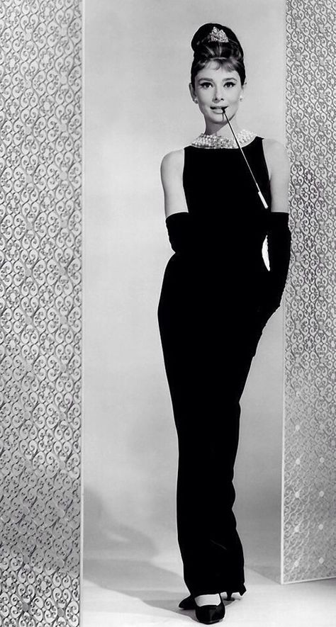 Audrey Hepburn Chanel Little Black Dress, Vestidos Oscar, Most Expensive Dress, Vintage Designer Fashion, Mode Retro, Audrey Hepburn Style, Hepburn Style, Julien Macdonald, Oscar Dresses