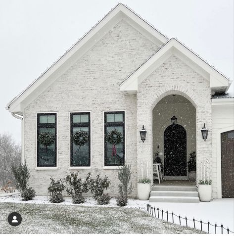 House Exterior Renovation, Winter Home Exterior, House Exterior Christmas, Winter House Exterior, White Exterior Houses, Mulholland Drive, House Floor Design, Gorgeous Houses, Brick Exterior House