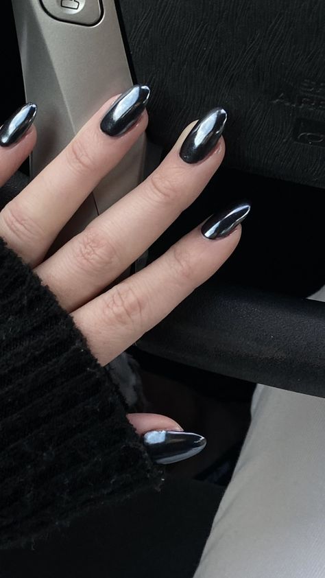 Dual Chrome Nails, Black Chrome Powder Nails, Black Shimmery Nails, Black Matalic Nails Color, Almond Black Chrome Nails, Black Nails With Silver Chrome, Dark Pearl Nails, Black Nails With White Chrome, Black Nails With Pearl Chrome