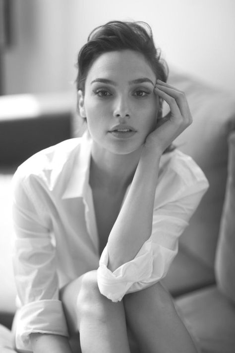 Gal Gabot, Gal Gardot, Gal Gadot Wonder Woman, Foto Portrait, Studio Photography Poses, Photographie Portrait Inspiration, 사진 촬영 포즈, Portrait Photography Women, Self Portrait Photography