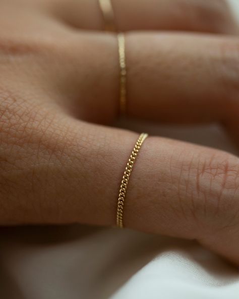 Rings Chain, Chain Ring Gold, Minimal Jewellery, Ring Inspo, Chain Rings, Ringe Gold, Jewelry Accessories Ideas, Golden Ring, Stylish Rings