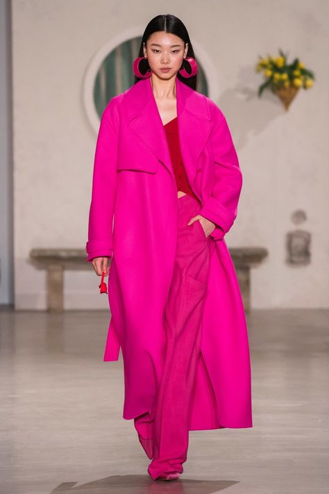 Jacquemus Herbst/Winter 2019 Ready-to-Wear - die Kollektion mit allen Runway-Looks, den Models und ihren Beauty-Secrets Mode Monochrome, Fall Fashion Coats, Look Rose, Winter Typ, Cool Winter, Women Fashion Edgy, Pink Coat, Fashion Weeks, Cara Delevingne