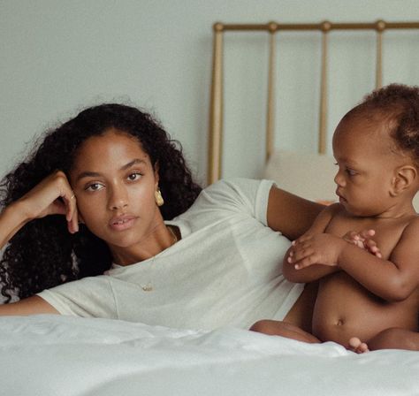 https://purely-godly.tumblr.com/post/178764430812 Black Motherhood, Mommy Moments, Future Mommy, Mommy Goals, Motherhood Photography, Black Femininity, Kids Photoshoot, Future Mom, Black Families