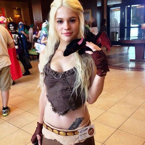 10 Hot Khaleesi Costumes That Will Make You Want to Bend the Knee Khaleesi Costume, Daenerys Costume, Daenerys Targaryen Costume, 2017 Halloween Costumes, Daenerys Targaryen Cosplay, Blonde Halloween Costumes, Game Of Thrones Costumes, Hallowen Costume, Manualidades Halloween