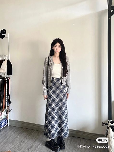 Long Skirt Outfits Korean, Outfit Rok, Korean Ootd, Long Plaid Skirt, Rok Outfit, Outfit Aesthetics, Long Skirt Outfits, Fashion Top Outfits, Fashion Drawing Dresses