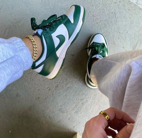 Army Green Dunks Outfit, Nike Dunk Low Green Outfit, Dunk Verte, Nike Dunk Aesthetic, Nike Jordan Green, Green Nike Dunks, Nike Shoes Green, Dunk Green, Green Dunks