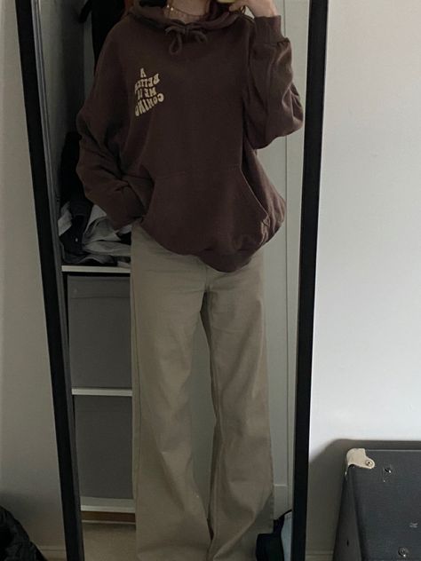 Hoodie Outfits Aesthetic, Brown Crewneck Outfit, Brown Jumper Outfit, Brown Hoodie Outfit, Beige Jeans Outfit, Brown Jeans Outfit, Brown Aesthetic Outfit, Hoodie Outfit Aesthetic, Crewneck Outfit