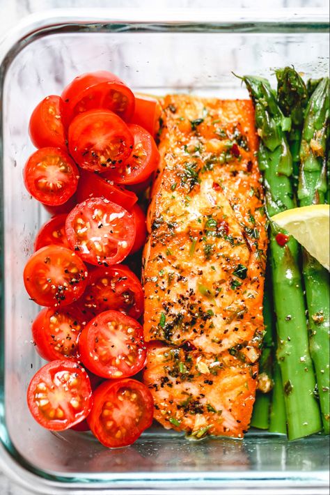 15 Minute Meal-Prep Garlic Butter Salmon with Asparagus - #mealprep #lowcarb #salmon #eatwell101 - This easy garlic butter salmon meal prep with asparagus is a great way to guide yourself into a healthier lifestyle. - #recipe by #eatwell101 Wl Recipes, E2m Recipes, Student Meals, Garlic Lemon Butter Sauce, Salmon With Asparagus, Easy Garlic Butter, Salmon Meal Prep, Stuffed Avocado, Delicious Meal Prep