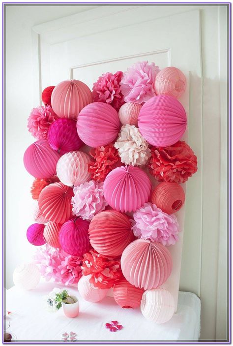 Diy Valentinstag, Decoration Buffet, Valentines Bricolage, Pink Diy, Paper Lanterns Diy, Valentine's Party, Bridal Shower Backdrop, Galentines Party, Party Wall