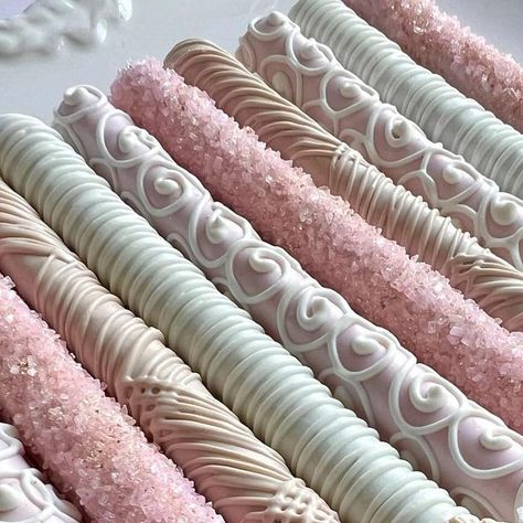 Jasmine-Treat Maker & Online Instructor on Instagram: "Chocolate covered pretzels for a boho themed baby shower

#chocolatecoveredpretzels #chocolatecoveredtreats #kissimmeetreatmaker #orlandotreatmaker #bohotreats #bohobabyshower" Rose Gold Chocolate Covered Pretzels, Treat Maker Business, Baby Shower Chocolate Covered Pretzels, Boho Treats, Dipped Treats, Treat Maker, Big Ang, Babby Shower, Chocolate Dipped Treats