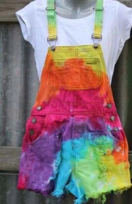 If you are in the mood to do the perfect summer craft, then look no further than these DIY tye dye ideas! Craft Outfit, Tie Dye Ideas, Diy Tie Dye, Diy Tie Dye Designs, Diy Tie, Tie Dye Fashion, Summer Craft, Tie Dye Techniques, How To Tie Dye