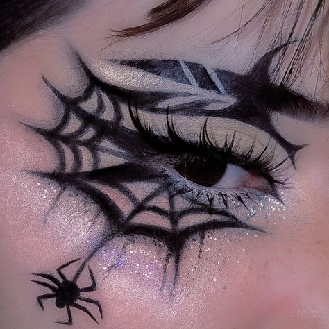 Venom Inspired Makeup, Venom Makeup Female, Spiderman Makeup Woman, Venom Halloween Makeup, Venom Makeup, Spider Web Makeup, Web Makeup, Venom Costume, Red And Black Spider