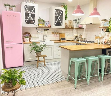 Smeg Kitchen, Casa Interior, Pastel Kitchen, Casa Vintage, Style Deco, Pink Kitchen, Decoration Inspiration, Dream Rooms, Dream House Decor