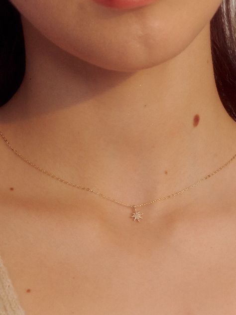 Minimalist Accessories Jewellery, Gold Neck Chain, Hand Jewelry Rings, Diamond Pendant Jewelry, Diamond Star Necklace, Minimalist Necklace Gold, Fancy Jewelry Necklace, Pretty Jewelry Necklaces, Gold Jewelry Simple Necklace