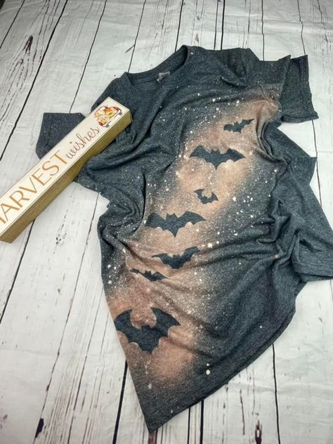 Halloween Bleached Sweatshirts, Bleach Words On Shirt, Diy Halloween Shirts For Women, Bleach Dye Shirts Ideas, Halloween Bleach Shirt Ideas, Cute Bleached Shirts, Halloween Tshirt Diy, Bleach Clothes Design, Bleach Art Shirts