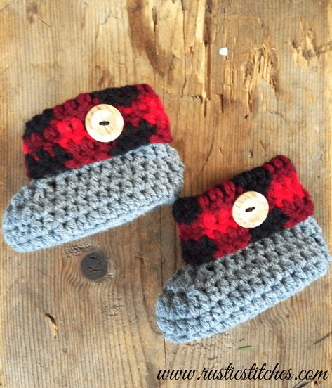 Crochet baby booties free pattern roundup - mallooknits.com Crochet Footwear, Crochet Baby Booties Free Pattern, Crocheted Baby Booties, Crochet Plaid, Baby Booties Free Pattern, Plaid Crochet, Crochet Baby Boots, Crochet Kids, Plaid Baby