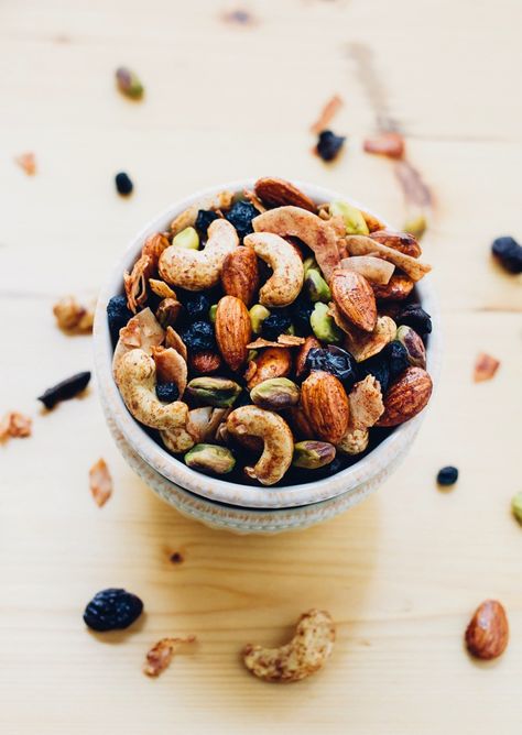 A delicious Breakfast Trail Mix with maple cinnamon roasted nuts, coconut flakes and dried berries. Perfect for eating on its own or as a topping for yogurt or oatmeal. Protein Snacks Without Protein Powder, Cinnamon Breakfast, Trail Mix Recipes, Healthy Nuts, Dried Berries, Roasted Nuts, Diet Vegetarian, Delicious Breakfast, High Protein Snacks