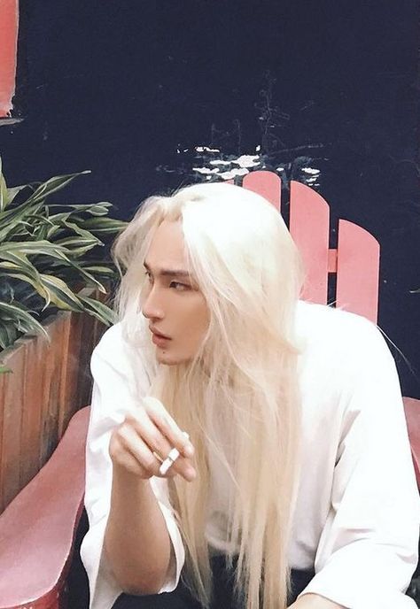 Mixed Men, White Hair Men, Long White Hair, Photographie Portrait Inspiration, Fotografi Alam Semula Jadi, Human Poses, Hair Reference, Alam Semula Jadi, Pose Reference Photo