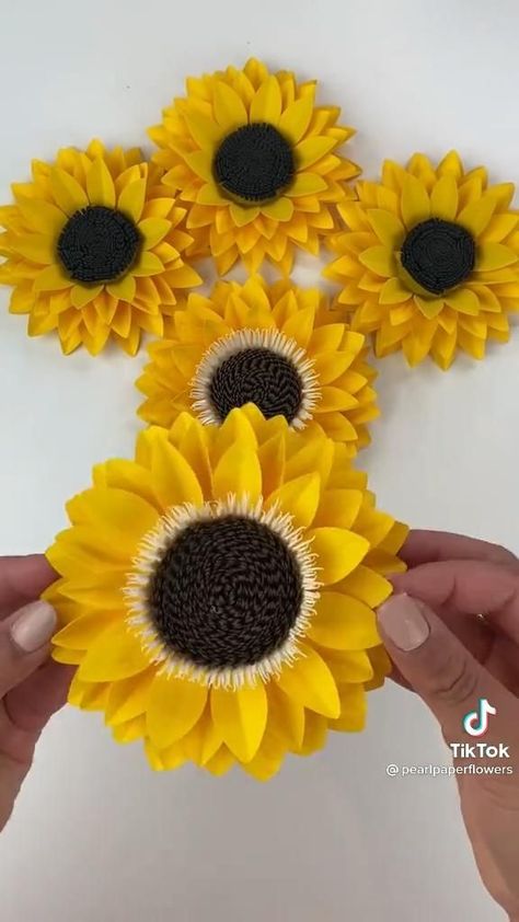 Pin on girasoles فن الرسم بالمسامير, Vika Papper, Kraf Kertas, Sunflower Crafts, Paper Sunflowers, Easy Paper Flowers, Instruções Origami, Paper Craft Diy Projects, How To Make Paper Flowers