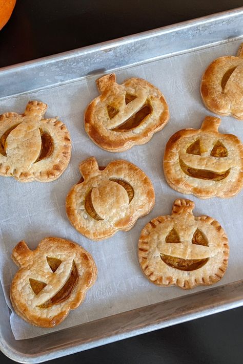 Small Batch Halloween Desserts, Halloween Food Pumpkin, Food Making Aesthetic, Pumpkin Shaped Food Ideas, Boo Berry Pie, Pumpkin Shaped Snacks, Thanksgiving Baking Aesthetic, Halloween Mini Pies, Cute Fall Food