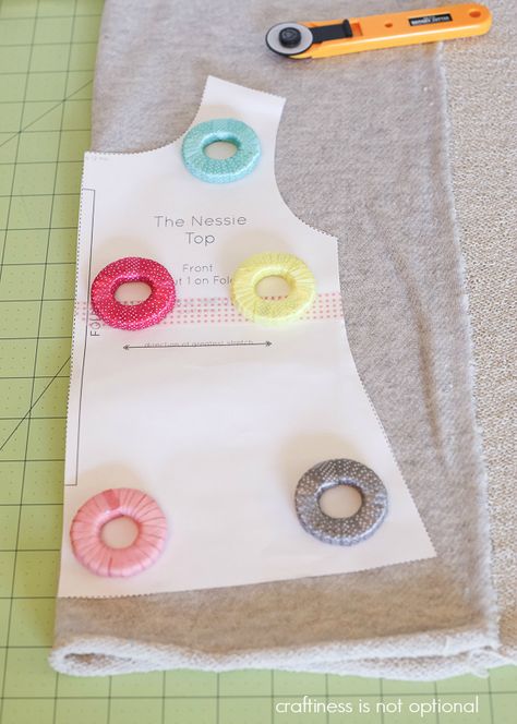 ribbon and washer fabric weights.....to use up  those scraps of ribbon.  why didn't I think of this Pattern Weights, Ideas Hogar, Sewing Fabrics, Sewing Rooms, Love Sewing, Sewing Gifts, Sewing For Beginners, Sewing Accessories, Sewing For Kids