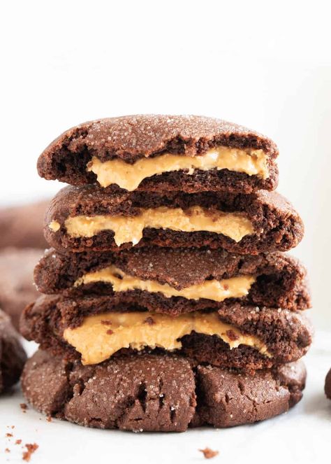 A rich and flavorful chocolate cookie filled with a delicious soft peanut butter center. These decadent peanut butter stuffed cookies are an absolute dream! Stuffed Chocolate Cookies, Stuffed Cookies, Classic Cookies Recipes, Peanut Butter No Bake, I Heart Naptime, Chocolate Crinkle Cookies, Peanut Butter Oatmeal Cookies, Chocolate Peanut Butter Cookies, Chocolate Crinkles