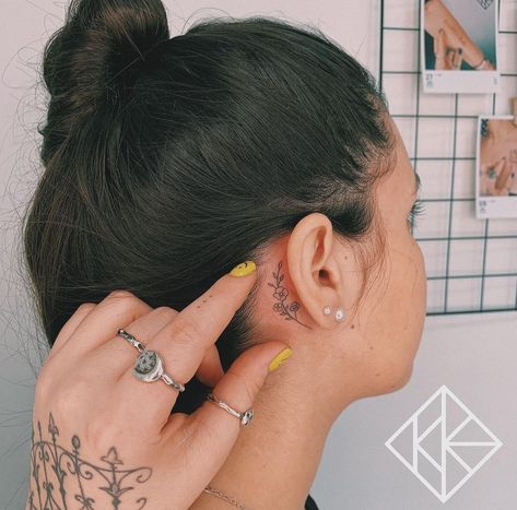 Behind Ear Tattoo Small, Back Ear Tattoo, Tattoo Homme, Behind Ear Tattoos, Tato Minimal, Small Girly Tattoos, Cross Tattoos For Women, Anklet Tattoos, Small Pretty Tattoos