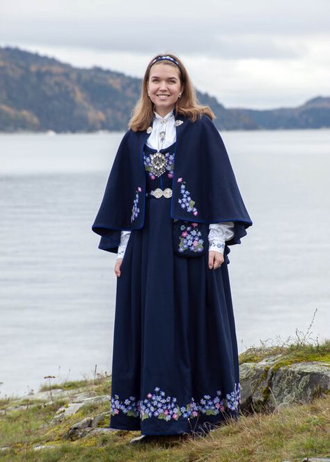 Materialpakker — Røykenbunaden Norwegian Dress, Costume National, Birthday Suit, Folk Dresses, Folk Fashion, Folk Costume, Prom Wedding, Ball Gowns Wedding, Traditional Dresses