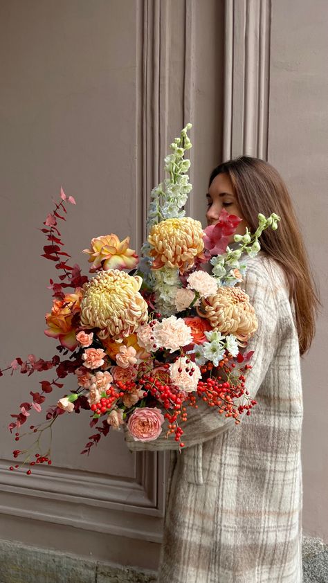 Mums Floral Arrangements, Fall Colored Flowers, Autumn Bouquet Floral Arrangements, Moody Fall Wedding Flowers, Chrysanthemum Arrangement, Fall Flowers Aesthetic, Thanksgiving Florals, Autumn Floral Arrangements, Autumn Flower Bouquet